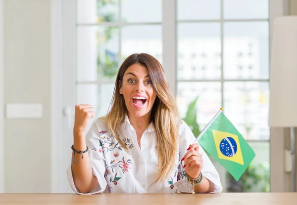 Jovem Casa Segurando Bandeira Brasil Gritando Orgulhoso Comemorando Vitória Sucesso — Fotografia de Stock