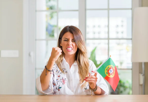 Молодая Женщина Дома Флагом Португалии Раздражен Разочарован Кричать Гнева Сумасшедший — стоковое фото
