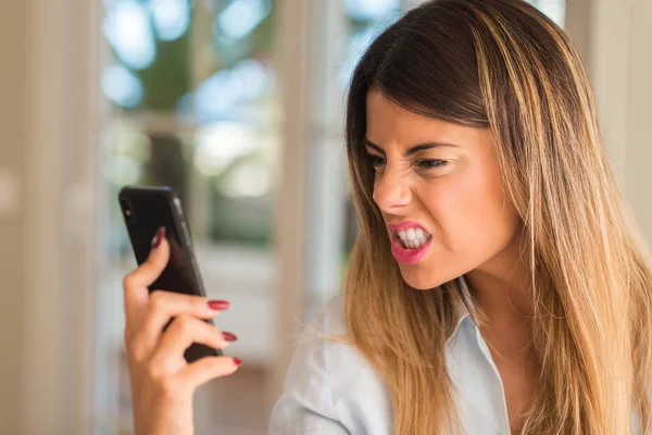 Gekke Vrouw Boos Smartphone Thuis Gebruiken — Stockfoto