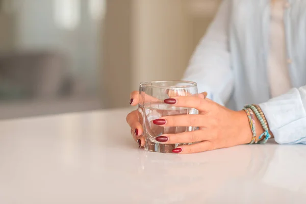 Joven Mujer Manos Sosteniendo Vaso Agua Casa — Foto de Stock