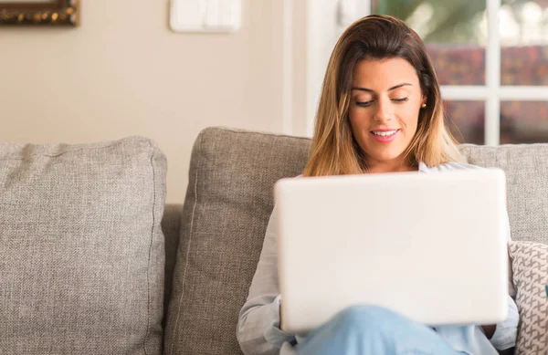 Joven Hermosa Mujer Sonriendo Usando Ordenador Portátil Sofá Mirando Confiado —  Fotos de Stock