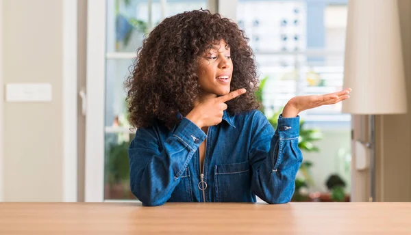 Mujer Afroamericana Casa Muy Feliz Señalando Con Mano Dedo —  Fotos de Stock