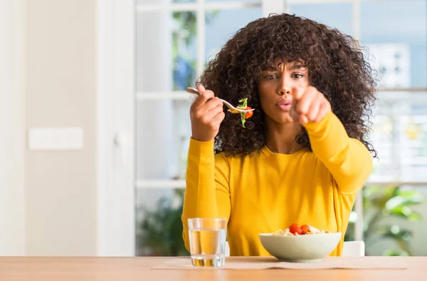 Femme Afro Américaine Mangeant Salade Pâtes Maison Pointant Doigt Caméra — Photo