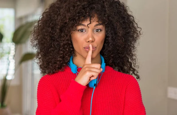 Mujer Afroamericana Con Audífonos Pidiendo Silencio Con Dedo Los Labios — Foto de Stock