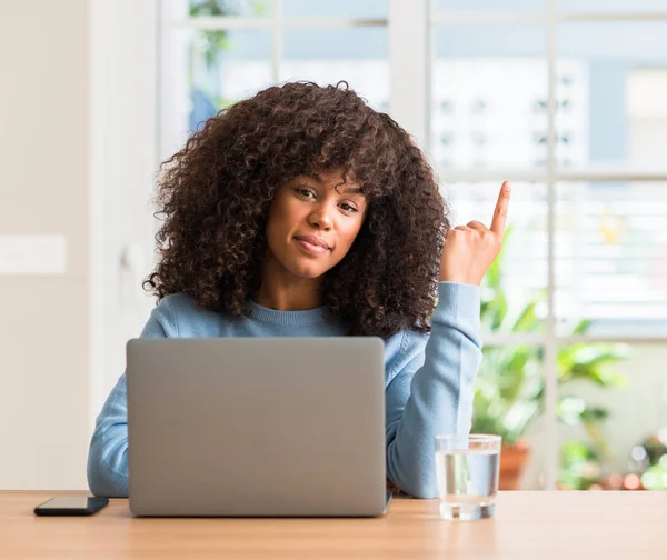 Mujer Afroamericana Usando Computadora Portátil Casa Muy Feliz Apuntando Con — Foto de Stock