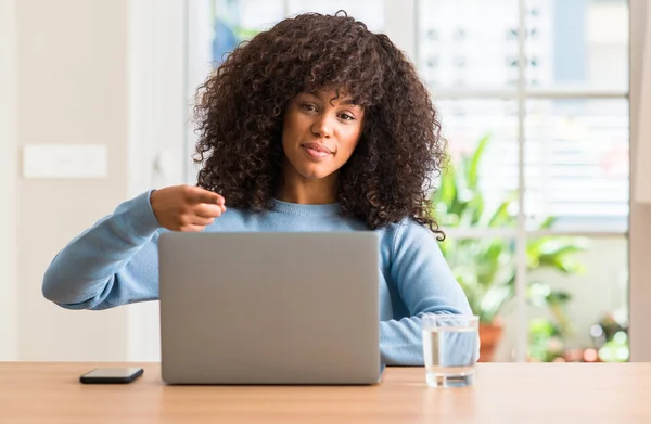 African American Vrouw Laptopcomputer Bijvoorbeeld Het Huis Graag Wijzen Met — Stockfoto