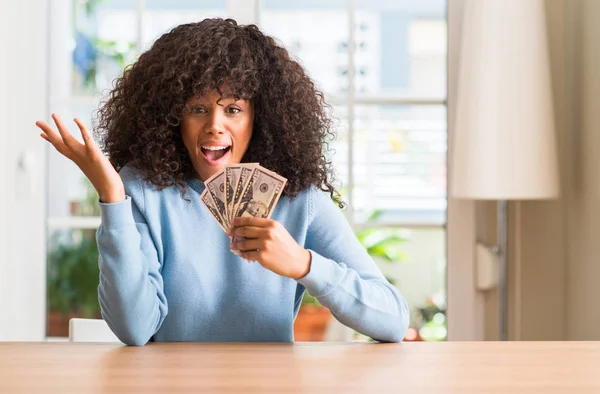 African American Woman Holding Dollar Sedlar Mycket Glad Och Upphetsad — Stockfoto