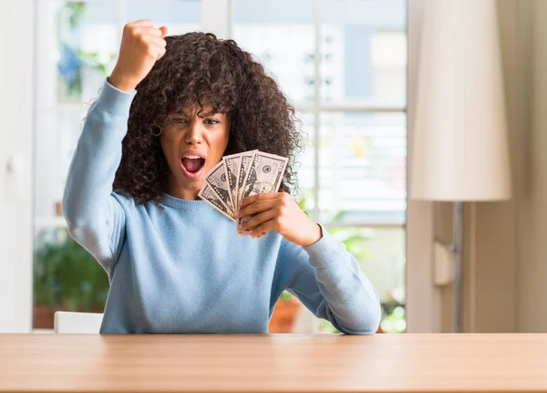 Africano Americano Mulher Segurando Dólar Notas Bancárias Irritado Frustrado Gritando — Fotografia de Stock