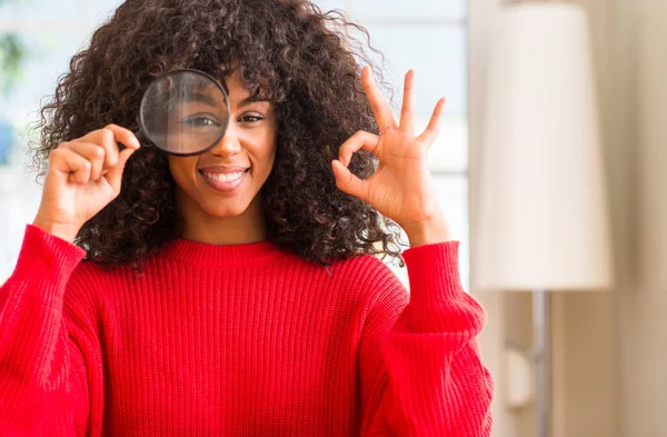 Curiosa Mujer Afroamericana Mirando Través Lupa Haciendo Signo Con Los —  Fotos de Stock