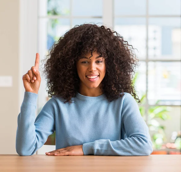 African American Vrouw Thuis Tonen Omhoog Met Vinger Nummer Één — Stockfoto