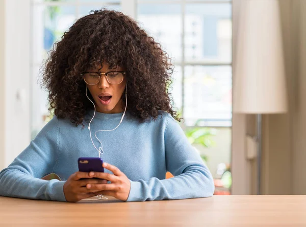 Vackra Afroamerikanska Kvinnan Använda Smartphone Rädd Chock Med Överraskning Ansikte — Stockfoto