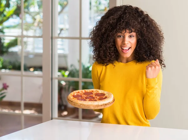 Afrikanisch Amerikanische Frau Bereit Leckere Pfefferoni Pizza Hause Essen Schreit — Stockfoto