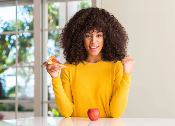 Afrikanisch Amerikanische Frau Die Zwischen Apfel Und Pizzascheibe Wählen Kann — Stockfoto