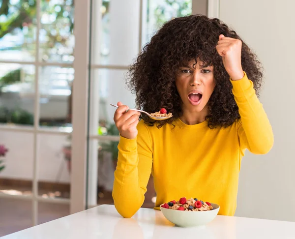African American Woman Eating Cereals Raspberries Blueberries Annoyed Frustrated Shouting — Stock Photo, Image