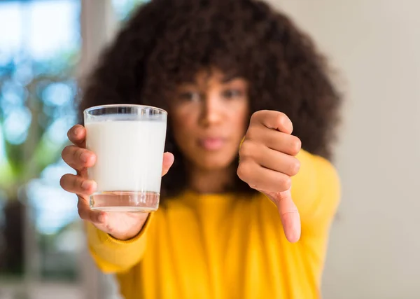 Afrikanisch Amerikanische Frau Hält Ein Glas Milch Mit Wütendem Gesicht — Stockfoto