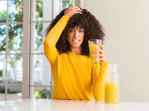 African American Woman Dricka Frisk Fruktjuice Hemma Stressad Med Handen — Stockfoto