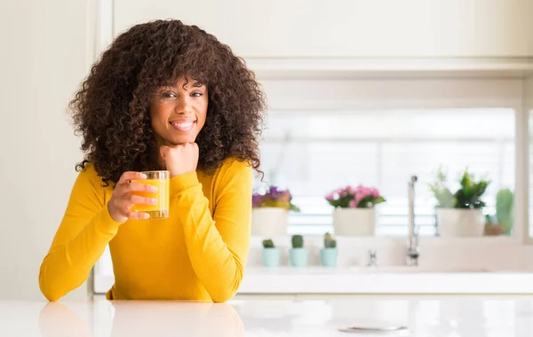 Mulher Afro Americana Bebendo Suco Laranja Copo Com Rosto Feliz — Fotografia de Stock