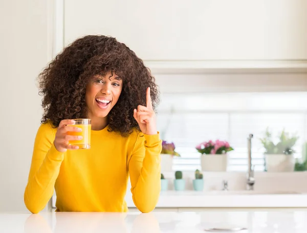 Afrikanisch Amerikanische Frau Trinkt Orangensaft Einem Glas Überrascht Mit Einer — Stockfoto