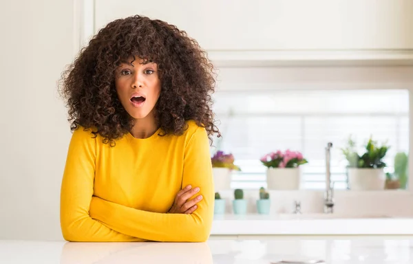 Afrikanisch Amerikanische Frau Trägt Gelben Pullover Der Küche Angst Und — Stockfoto
