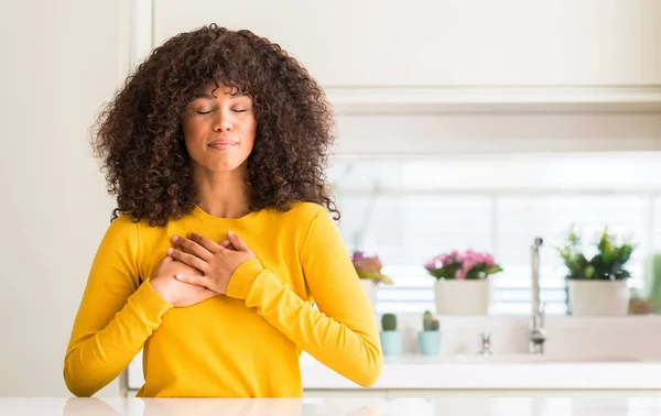 Mujer Afroamericana Vistiendo Suéter Amarillo Cocina Sonriendo Con Las Manos — Foto de Stock