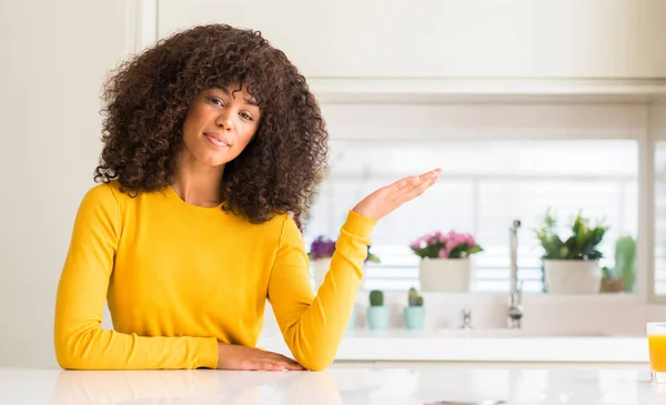 Mujer Afroamericana Vistiendo Suéter Amarillo Cocina Sonriendo Alegre Presentando Señalando — Foto de Stock
