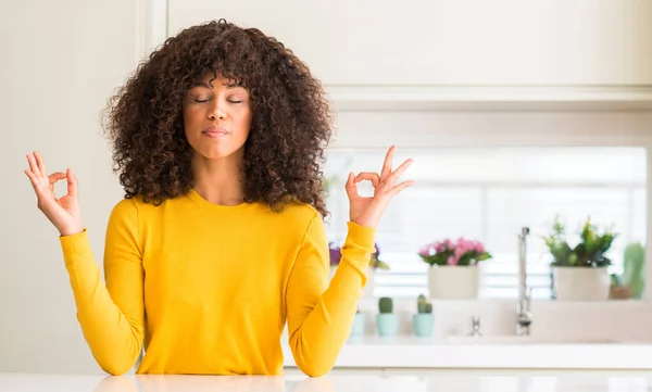 Mujer Afroamericana Vistiendo Suéter Amarillo Cocina Relajarse Sonreír Con Los — Foto de Stock