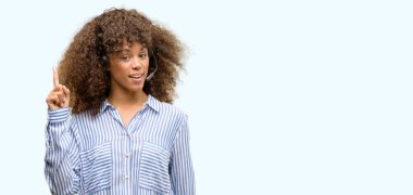 Afro-Amerikan Merkezi operatörü kadın sürpriz bir fikir derim ya da gülen yüz, bir numara ile işaret parmağı soru