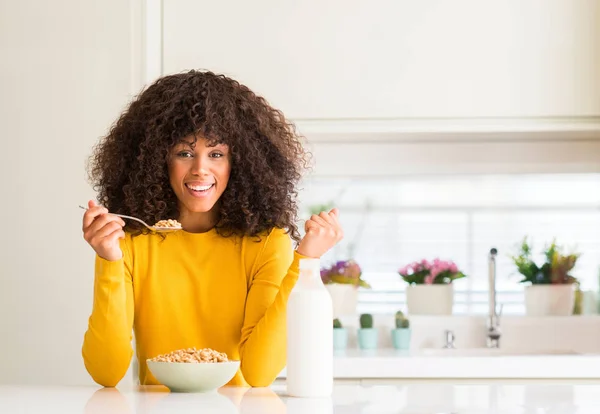 Africano Americano Mulher Comendo Cereais Leite Casa Gritando Orgulhoso Celebrando — Fotografia de Stock