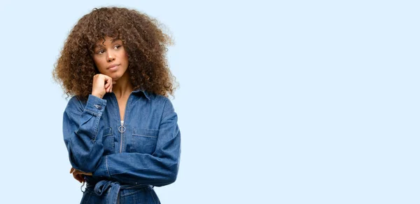 Africká Americká Žena Nosí Modrou Kombinézu Myšlení Vzhlédl Vyjádření Pochybností — Stock fotografie