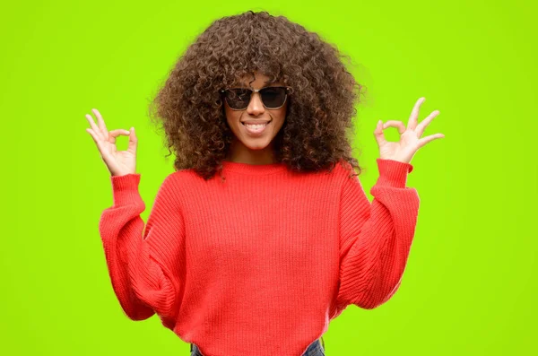 Afroamerikanska Kvinnan Bär Solglasögon Gör Tecken Gest Med Båda Händerna — Stockfoto