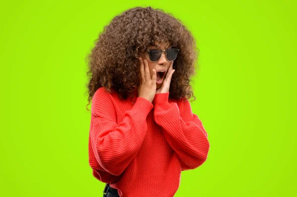 Mujer Afroamericana Con Gafas Sol Estresantes Manteniendo Las Manos Cabeza — Foto de Stock