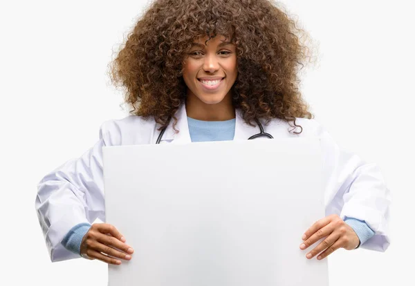 Afrika Kökenli Amerikalı Doktor Kadın Tıbbi Profesyonel Tutan Boş Reklam — Stok fotoğraf