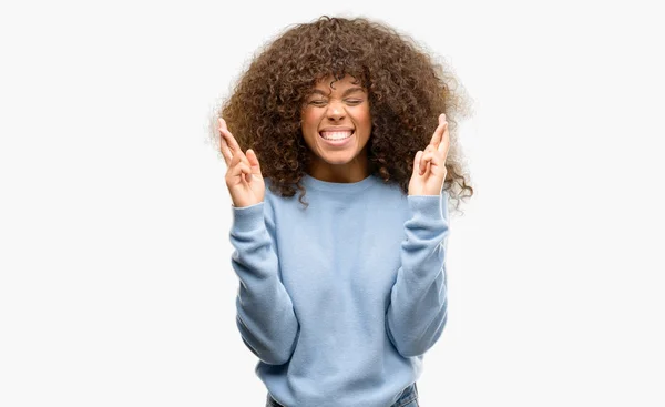 Mujer Afroamericana Vistiendo Suéter Sonriendo Cruzando Los Dedos Con Esperanza —  Fotos de Stock