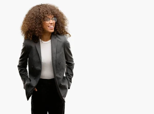 Mujer Negocios Afroamericana Con Gafas Mirando Hacia Lado Con Sonrisa —  Fotos de Stock