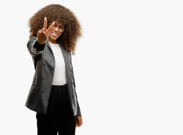 Mujer Negocios Afroamericana Con Gafas Sonrientes Mirando Cámara Mostrando Los —  Fotos de Stock