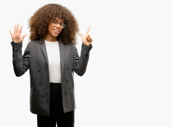 African American Business Kvinna Bär Glasögon Visar Och Pekar Uppåt — Stockfoto