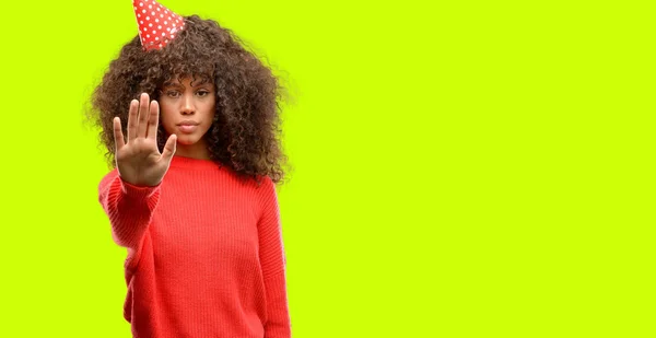 Афро Американських Жінка Святкує День Народження Відкритою Боку Робити Знак — стокове фото
