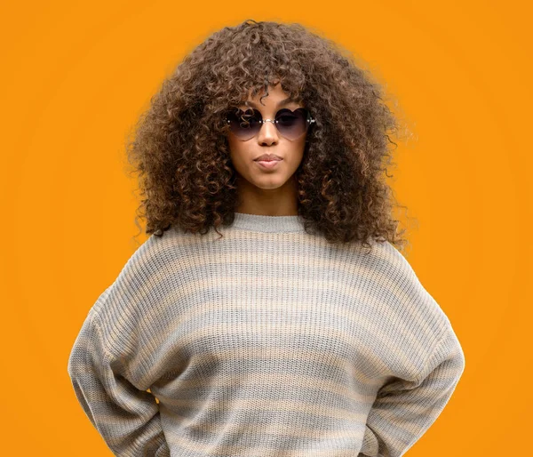 Africano Americano Mulher Vestindo Uma Camisola Listras Com Uma Expressão — Fotografia de Stock