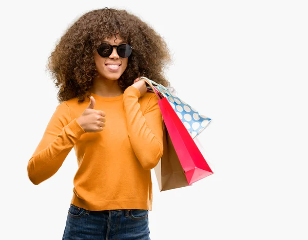 Africano Americano Mulher Segurando Sacos Compras Feliz Com Grande Sorriso — Fotografia de Stock