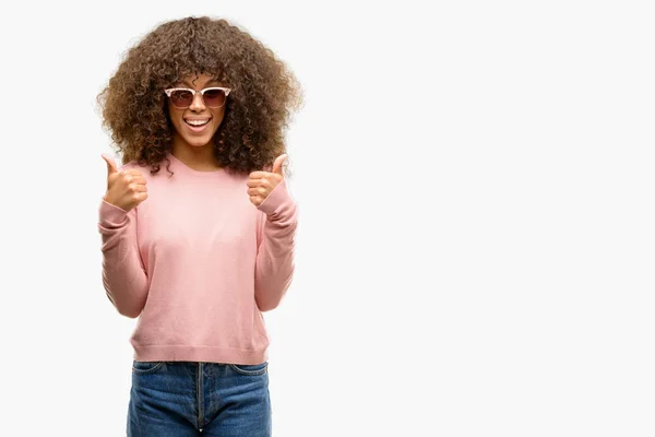 Афро Американських Жінки Носять Рожеві Окуляри Успіх Знак Робить Позитивний — стокове фото
