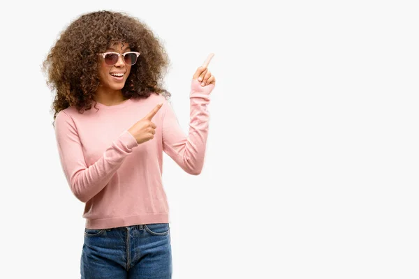 Mujer Afroamericana Con Gafas Sol Rosas Sonriendo Mirando Cámara Apuntando —  Fotos de Stock