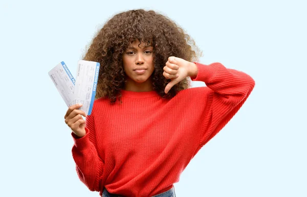 Afro Americana Segurando Passagens Aéreas Com Cara Irritada Sinal Negativo — Fotografia de Stock