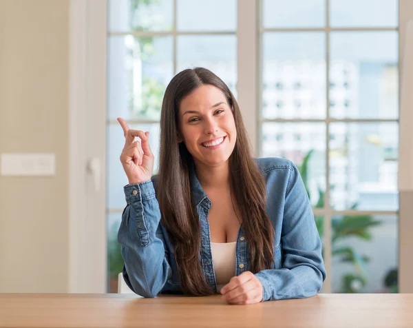 ナンバーワン 自宅の若い美しい女性が幸せそうな顔でアイデアや質問ポインティング指で驚いた — ストック写真