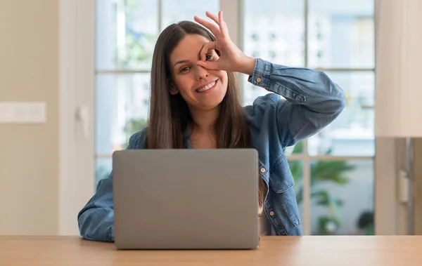 Mujer Joven Usando Ordenador Portátil Casa Con Cara Feliz Sonriendo —  Fotos de Stock