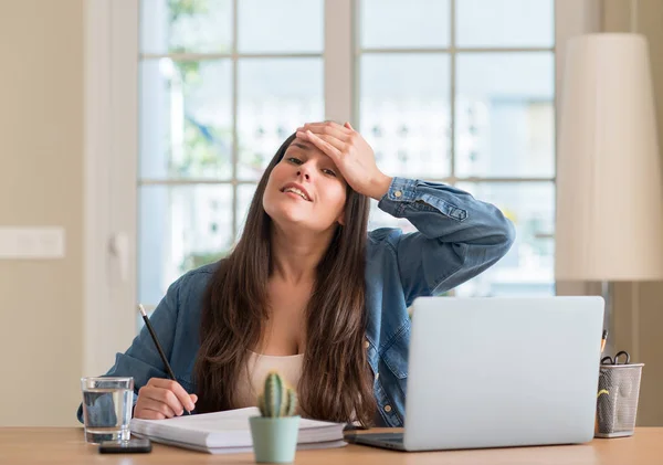 Ung Studentkvinne Som Studerer Hjemme Stresset Med Hånden Hodet Rystet – stockfoto