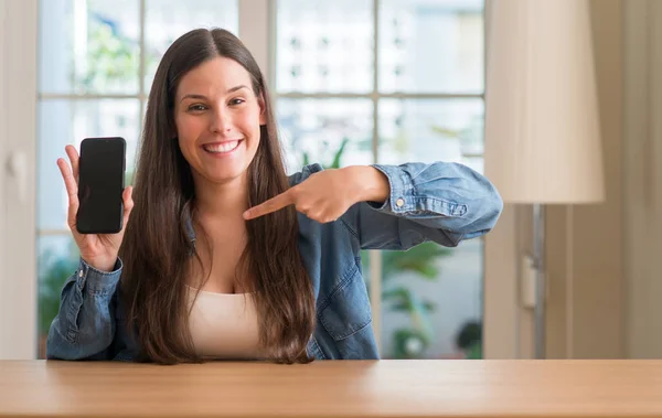 Jovem Mulher Usando Smartphone Muito Feliz Apontando Com Mão Dedo — Fotografia de Stock