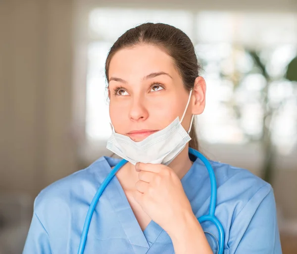 Junge Krankenschwester Mit Maske Und Stethoskop Ernstes Gesicht Über Frage — Stockfoto