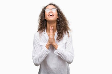 Yalvarıyor ve umut ifade yüzünde çok duygusal ve endişe ile birlikte elleriyle dua güzel genç İspanyol kadın. Bağışlanmak. Din kavramı.