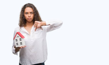 Kızgın yüz, eksi işareti aşağı antipati başparmak ile gösterilen, ret kavramı ile genç İspanyol gerçek durum Aracısı kadın holding küçük ev