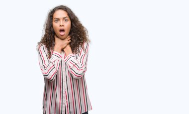 Güzel genç İspanyol kadın bağırıyor ve havasızlıktan çünkü acı boğmak. Sağlık sorunu. Yaralarından ve intihar kavramı.